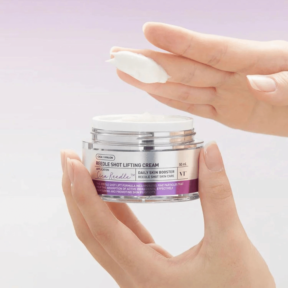 VT Cosmetics Reedle Shot Lifting Cream krämtextur appliceras på huden för anti-aging effekt, ökad spänst och djup återfuktning.