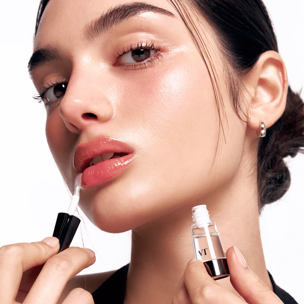 Modell applicerar VT Cosmetics Reedle Shot Lip Plumper Beginner på läpparna för naturlig plumping, glans och återfuktning med lätt stickande effekt.