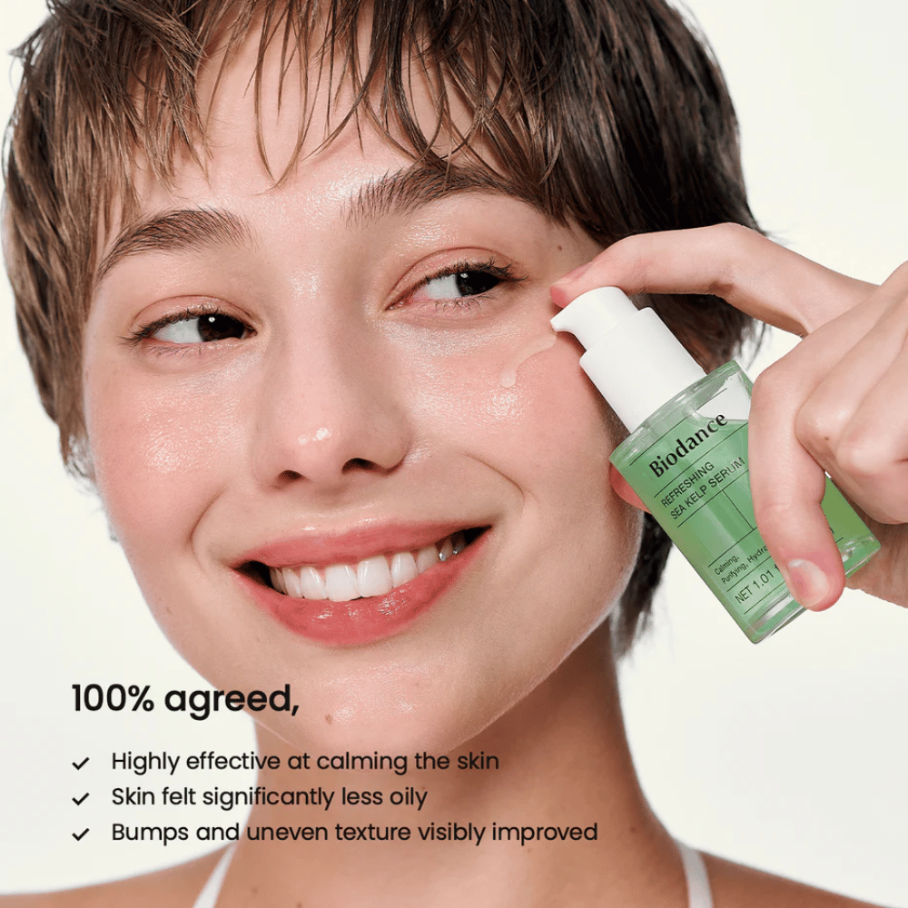 Modell applicerar Biodance Sea Kelp Serum – balanserar talg och lugnar känslig hud.