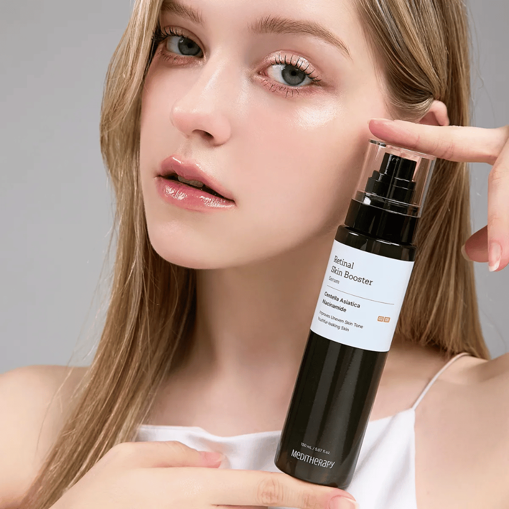 Person håller upp Meditherapy Retinal Skin Booster Serum. Huden ser jämn, återfuktad och strålande ut – resultatet av retinal och niacinamid.