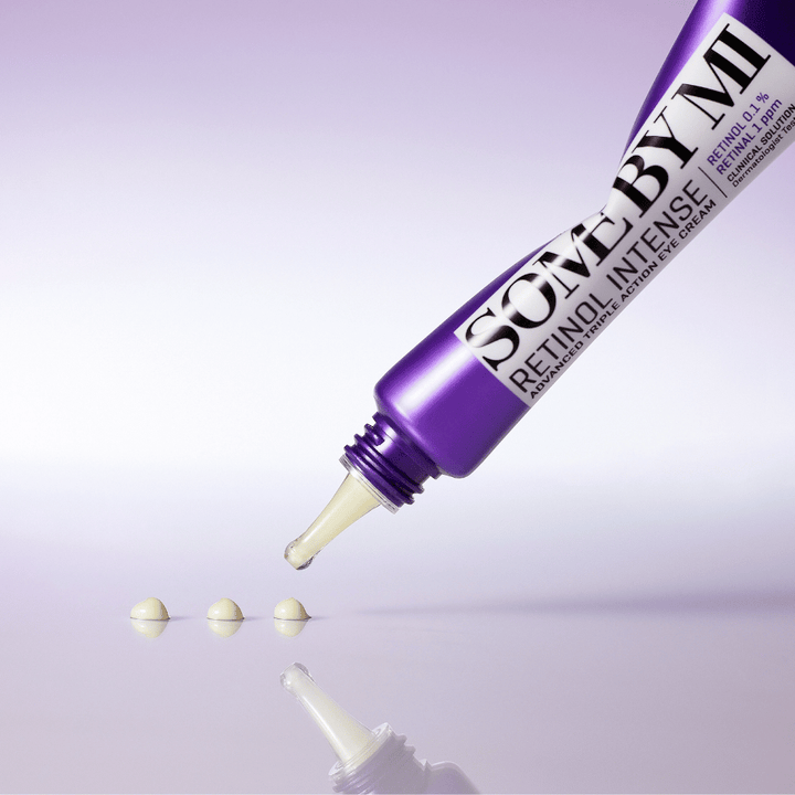 SOME BY MI Retinol Intense Eye Cream appliceras från lila tub – anti-age ögonkräm med retinol mot fina linjer och trött hud.