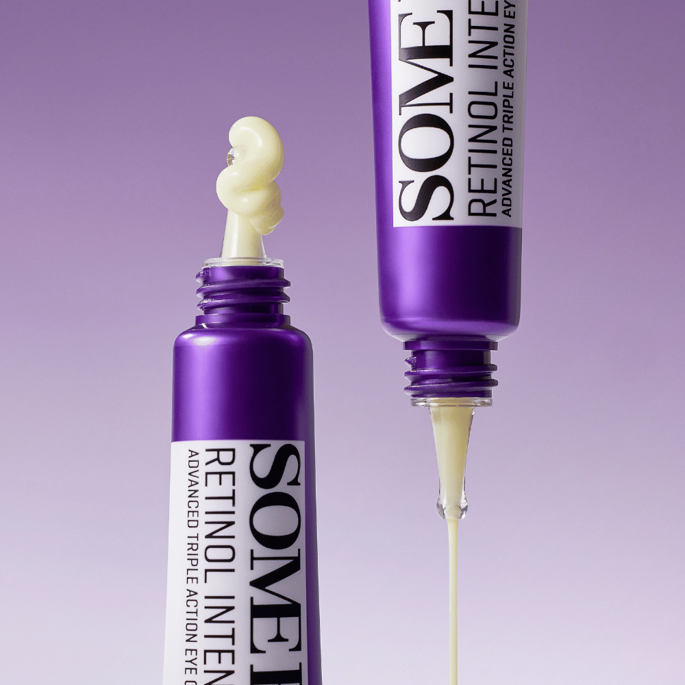 SOME BY MI Retinol Intense Advanced Triple Action Eye Cream med retinol – närbild på krämens konsistens i lila tub för minskade rynkor och mörka ringar.