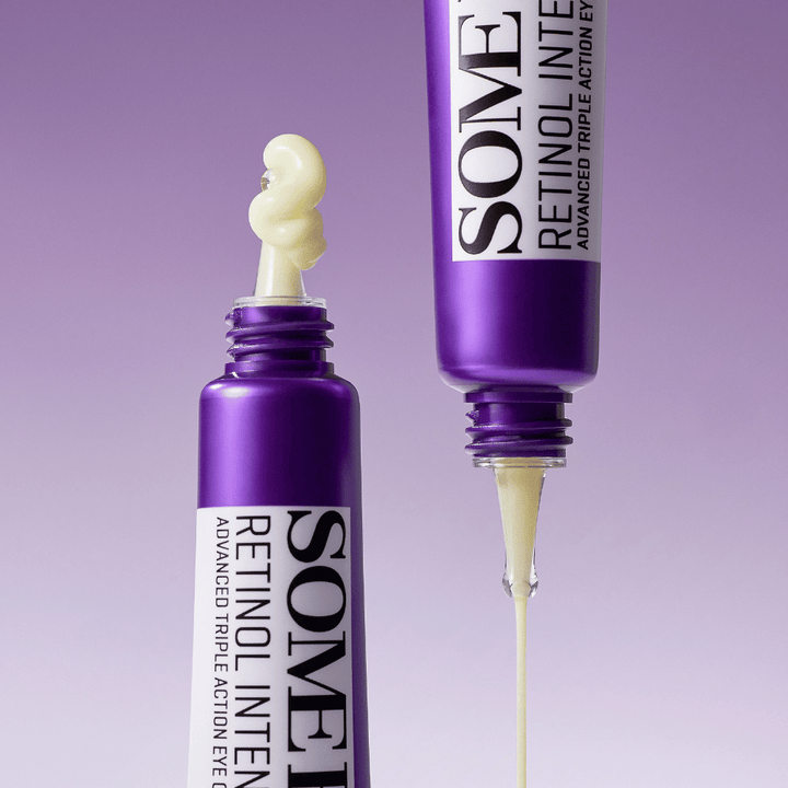 SOME BY MI Retinol Intense Advanced Triple Action Eye Cream med retinol – närbild på krämens konsistens i lila tub för minskade rynkor och mörka ringar.