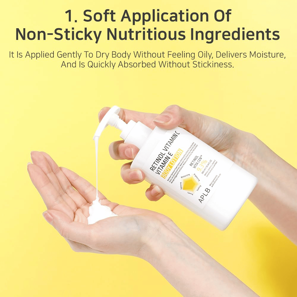 En person pumpar ut lotion i sin hand. Bilden visar konsistensen och appliceringen, med fokus på att produkten är lätt, återfuktande och inte klibbig.