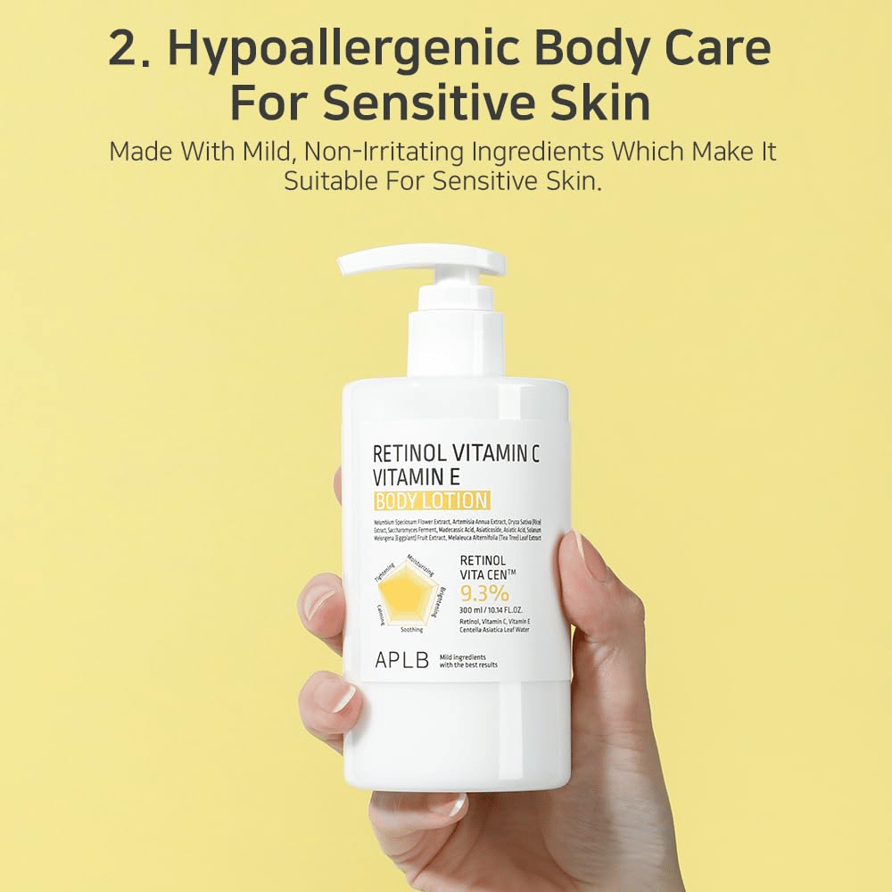 En hand håller en vit pumpflaska mot en gul bakgrund. Texten lyfter att produkten är hypoallergen och passar känslig hud, med milda och icke-irriterande ingredienser.