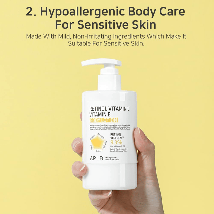 En hand håller en vit pumpflaska mot en gul bakgrund. Texten lyfter att produkten är hypoallergen och passar känslig hud, med milda och icke-irriterande ingredienser.