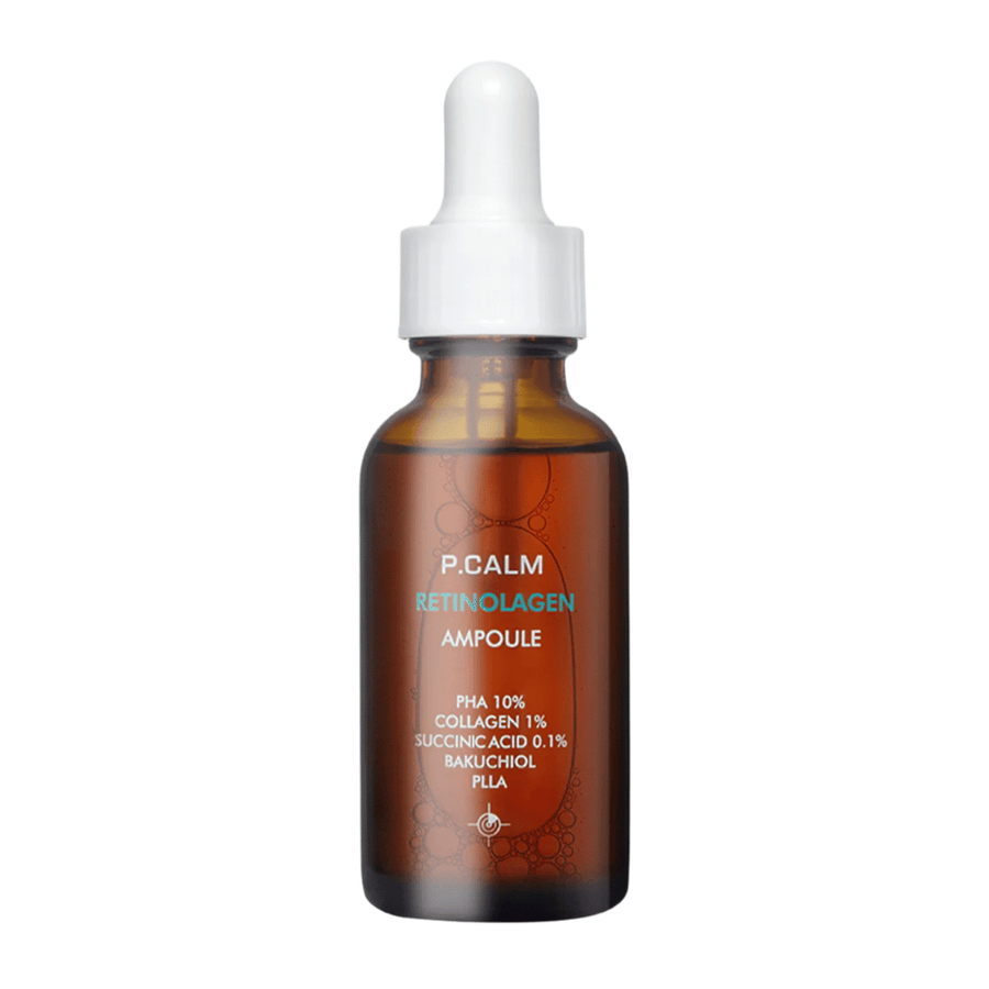 Frilagd produktbild av P.CALM Retinolagen Ampoule på ljus bakgrund. Den bruna glasflaskan med pipett och minimalistisk design ger ett kliniskt och professionellt intryck.