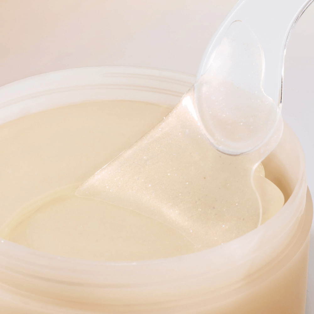 Spatel lyfter Beauty of Joseon under eye patch ur burk, hydrogelpatches med ginseng och retinal för anti-age och ögonvård.