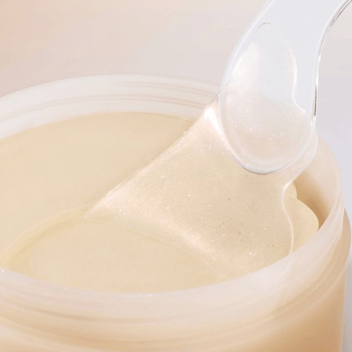 Spatel lyfter Beauty of Joseon under eye patch ur burk, hydrogelpatches med ginseng och retinal för anti-age och ögonvård.