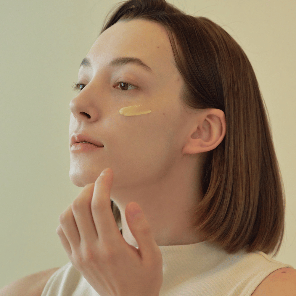 ärbild på modell som applicerar Beauty of Joseon Revive Eye Serum under ögat – anti-age serum med ginseng och retinal.