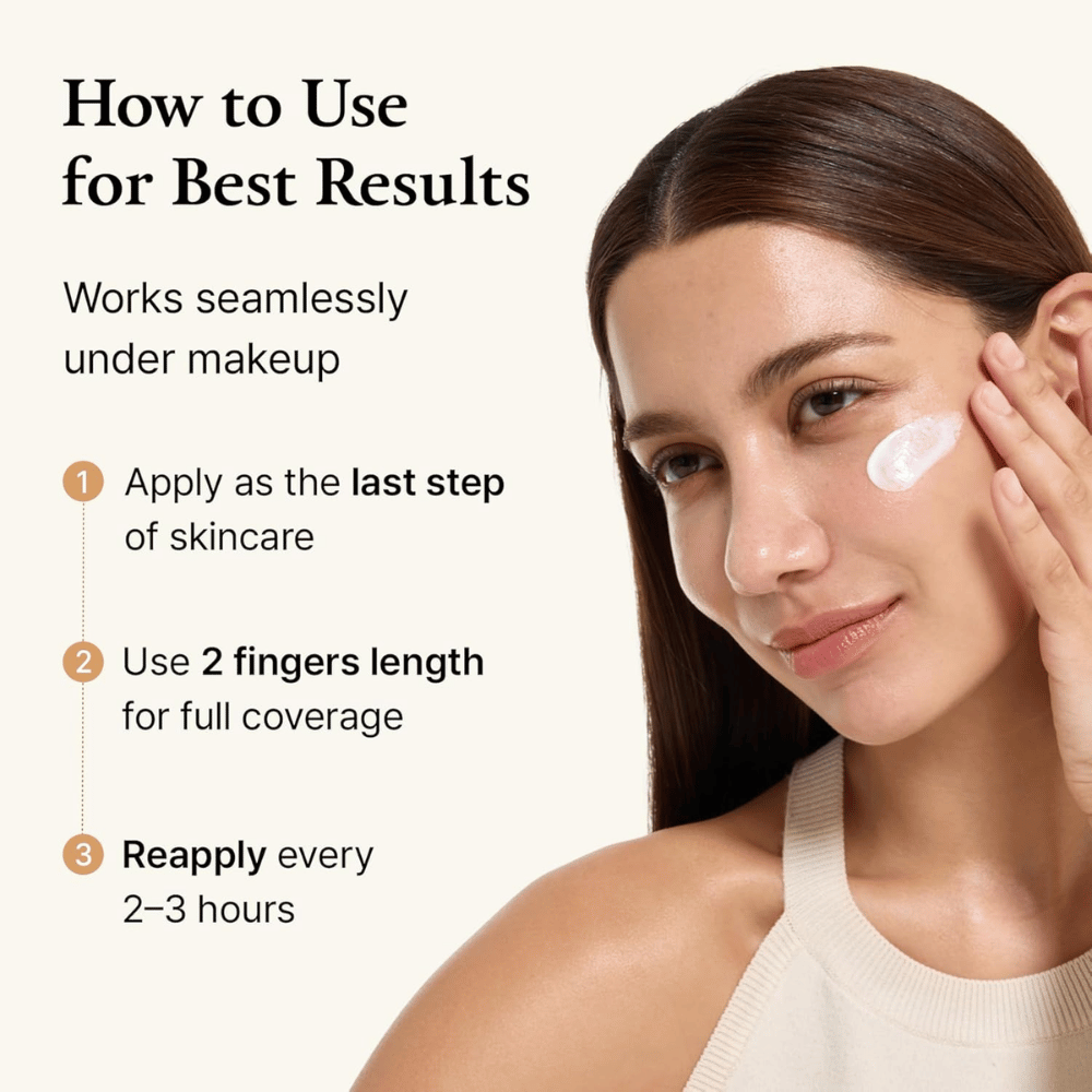 Användningsguide där en modell applicerar solkrämen på huden. Bilden förklarar hur produkten används för bästa resultat och framhäver att den fungerar bra under makeup samt bör återappliceras under dagen för optimalt skydd.