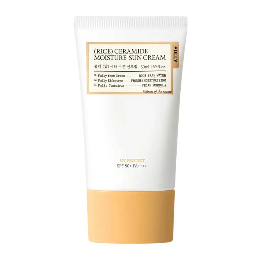 Frilagd produktbild av FULLY Rice Ceramide Moisture Sun Cream med minimalistisk och elegant design i vita och beige toner. Förpackningen ger ett rent, mjukgörande och hudvänligt intryck med SPF 50+ PA++++ skydd.