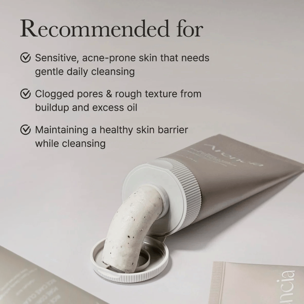 Arencia Rice + LHA Pore Control Rice Cake Cleanser i tub med produkt utpressad, visar krämig konsistens anpassad för känslig och aknebenägen hud.