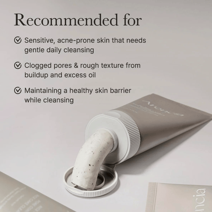Arencia Rice + LHA Pore Control Rice Cake Cleanser i tub med produkt utpressad, visar krämig konsistens anpassad för känslig och aknebenägen hud.