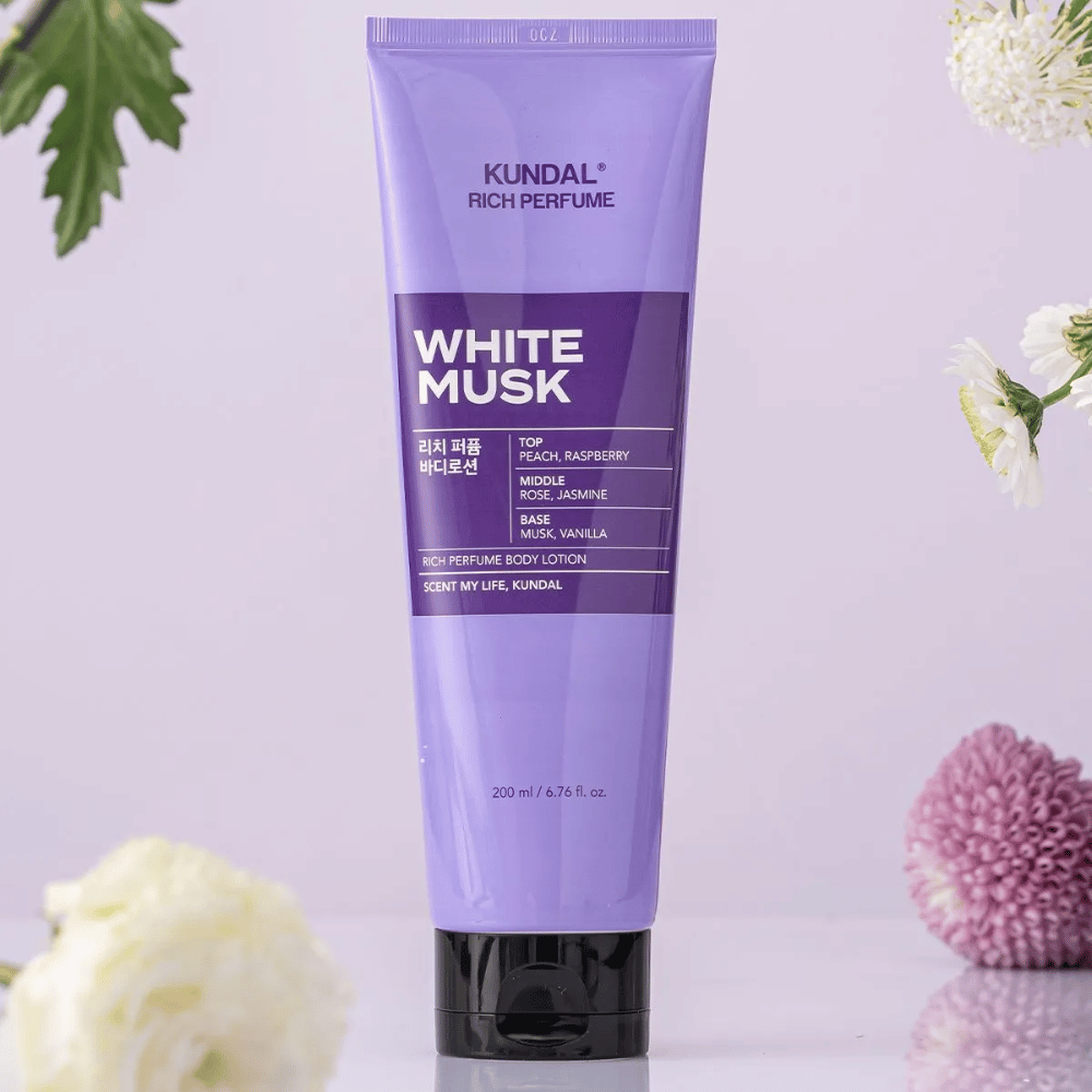1. KUNDAL Rich Perfume Body Lotion White Musk 200 ml – parfymerad body lotion med blommor i bakgrunden