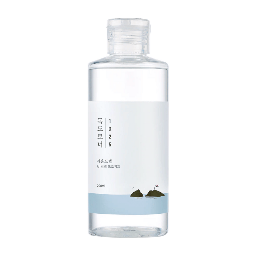 En öppen flaska Round Lab 1025 Dokdo Toner med enkel design och havstema, på vit bakgrund.