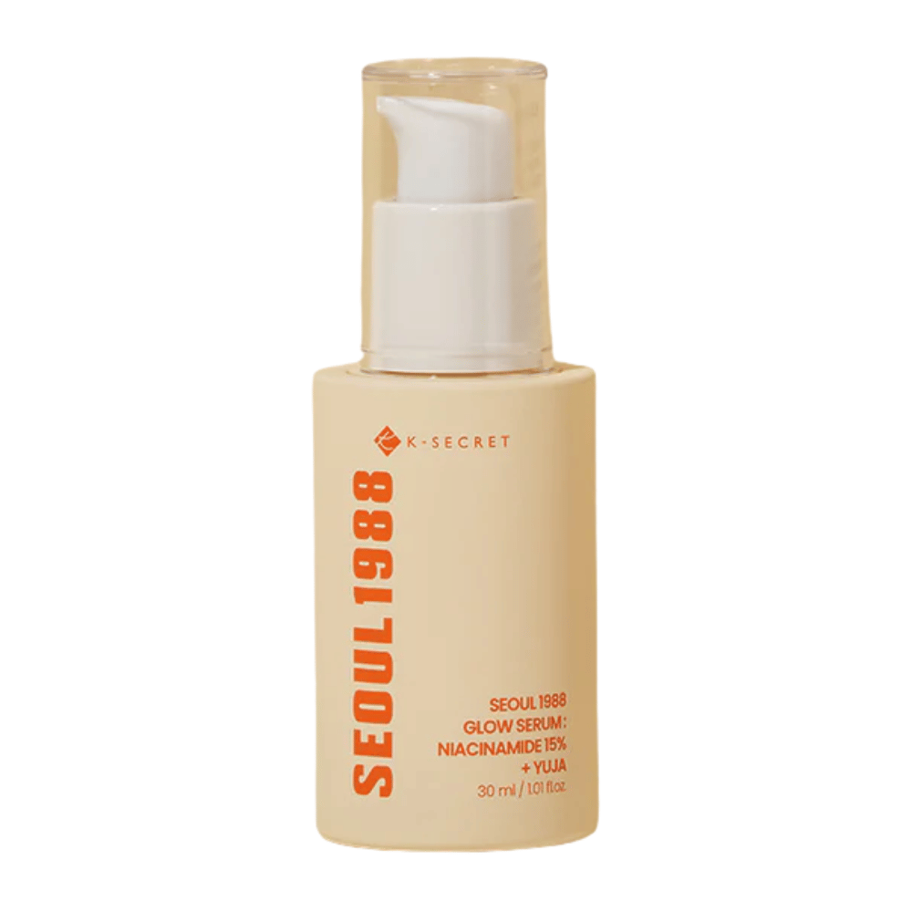 Flaska med K-SECRET Seoul 1988 Glow Serum Niacinamide 15% + Yuja, 30 ml, med pump och minimalistisk beige design.