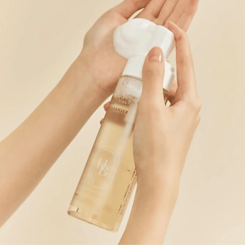 Heveblue Salmon Caring Centella Bubble Cleanser används i handen – mild koreansk bubble cleanser som skapar ett luftigt skum och hjälper till att rengöra huden utan att torka ut.