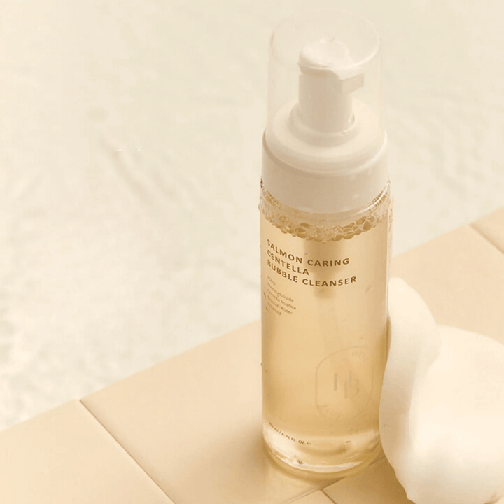 Heveblue Salmon Caring Centella Bubble Cleanser – koreansk ansiktsrengöring med Centella Asiatica och PDRN från lax som hjälper till att rengöra huden skonsamt och ge ett mjukt rengörande skum.