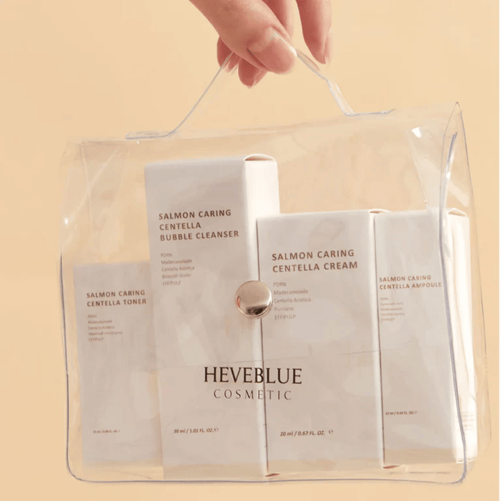 Heveblue Salmon Caring Centella Special Travel Kit necessär – komplett koreanskt hudvårdsset med toner, cleanser, cream och ampoule i transparent reseväska.