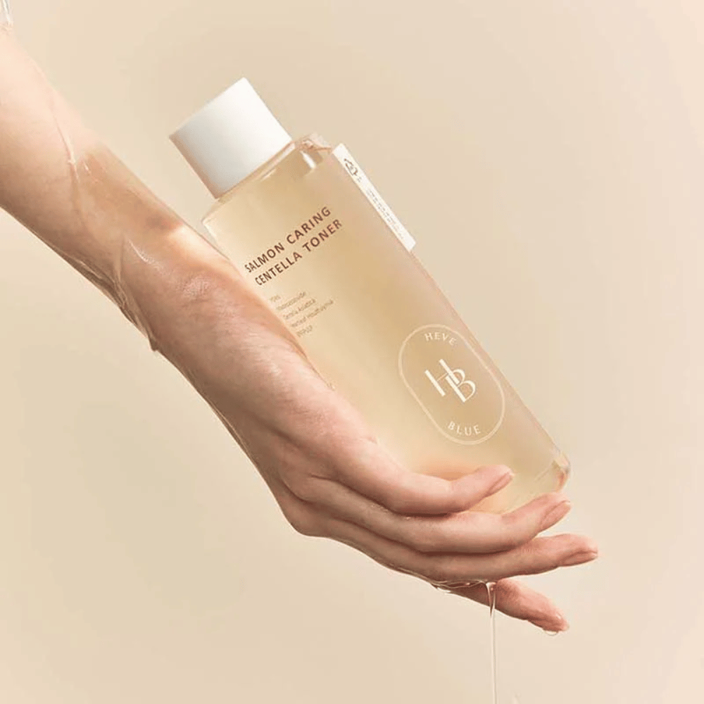 Applicering av Salmon Caring Centella Toner – återfuktande koreansk ansiktstoner med centella asiatica som balanserar huden, ger lyster och förbättrar hudens elasticitet.