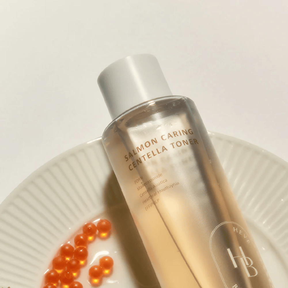 Salmon Caring Centella Toner från Heveblue med laxinspirerad ingrediensmiljö – koreansk toner med PDRN och centella som lugnar huden, stärker hudbarriären och ger intensiv återfuktning.