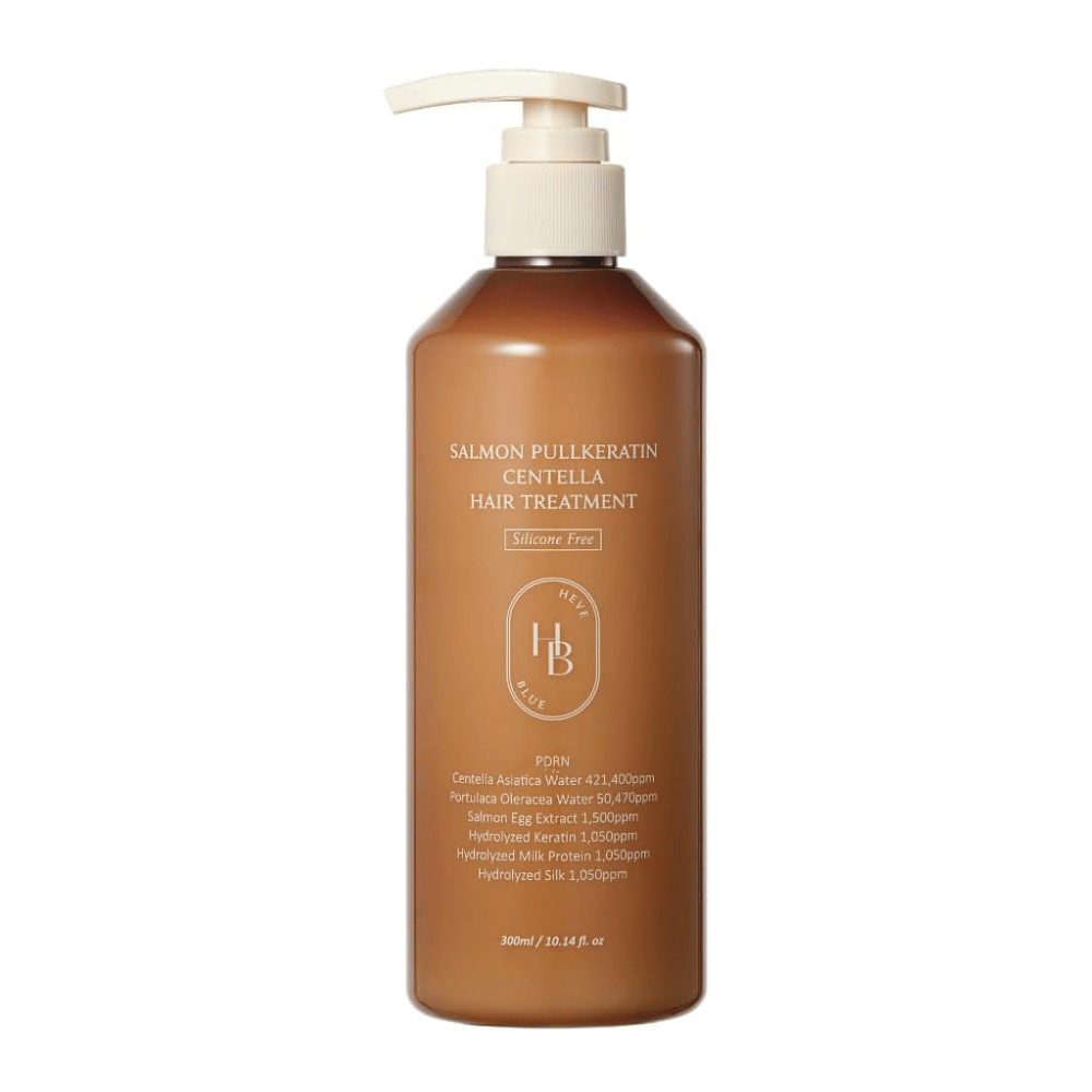 Heveblue Salmon Pullkeratin Centella Hair Treatment i brun pumpflaska mot ljus bakgrund. Hårbehandling med centella, laxextrakt, keratin, silkesprotein och mjölkprotein för vård och återfuktning av håret.