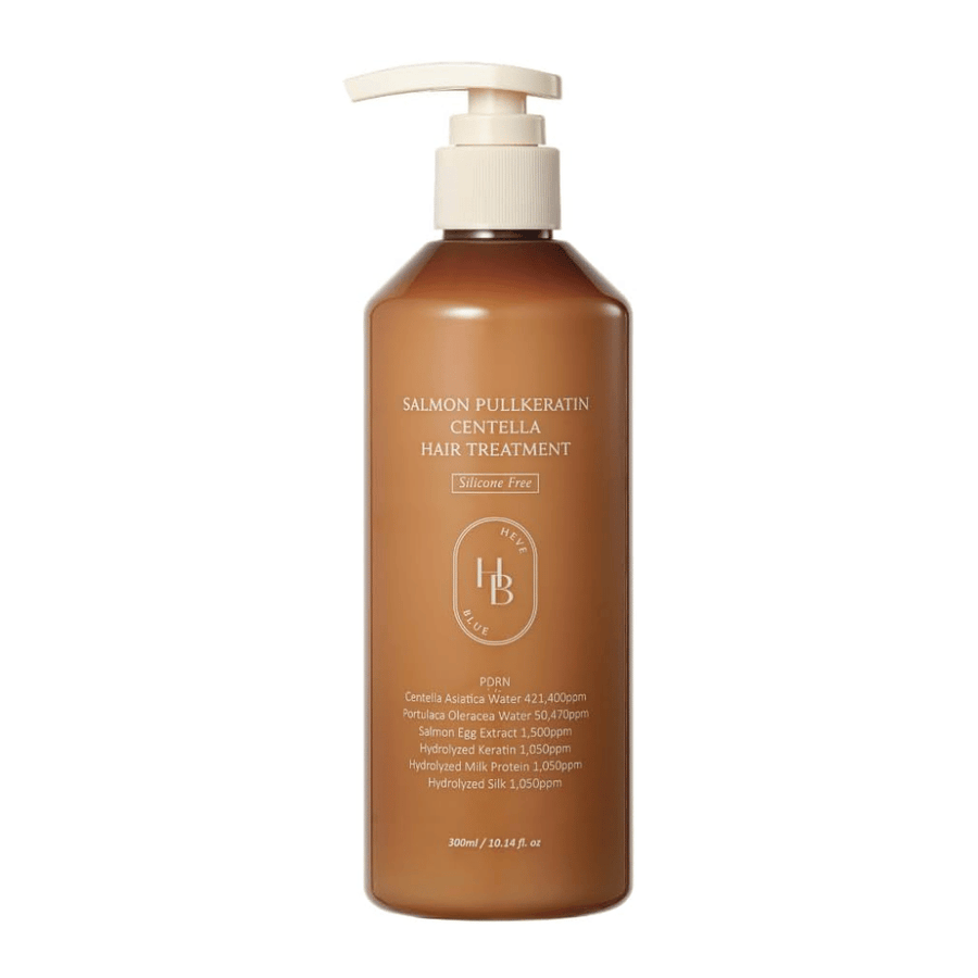 Heveblue Salmon Pullkeratin Centella Hair Treatment i brun pumpflaska mot ljus bakgrund. Hårbehandling med centella, laxextrakt, keratin, silkesprotein och mjölkprotein för vård och återfuktning av håret.