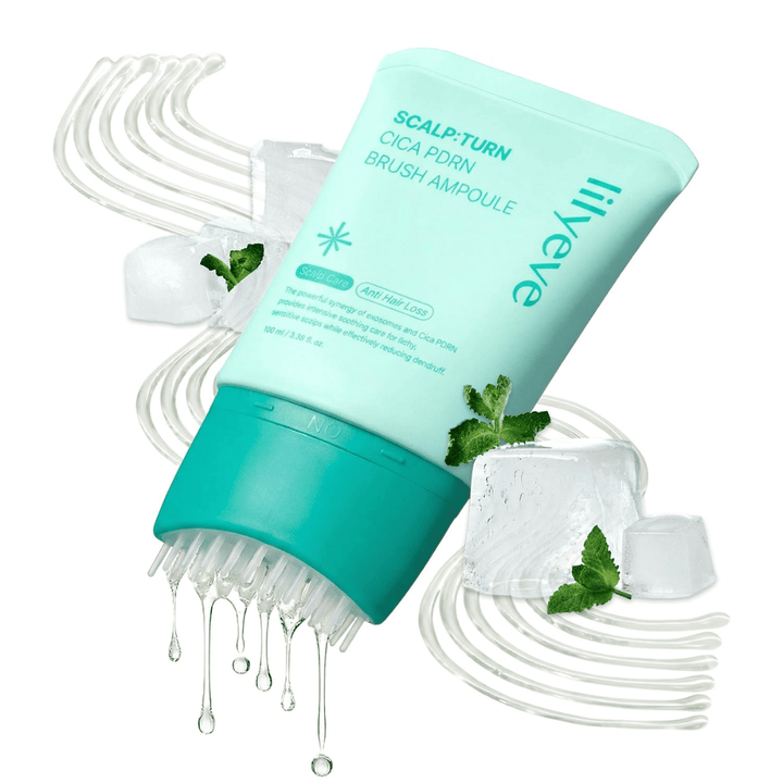 Närbild av LILYEVE Scalp:Turn Cica PDRN Brush Ampoule tillsammans med isbitar, mynta och serumdroppar. Bilden förmedlar en svalkande och uppfriskande känsla samtidigt som den framhäver den unika borstapplikatorn.