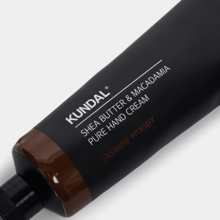 Närbild på KUNDAL Shea Butter & Macadamia Pure Hand Cream Jasmine Woody som visar den stilrena förpackningen och handkrämens premiumkänsla.