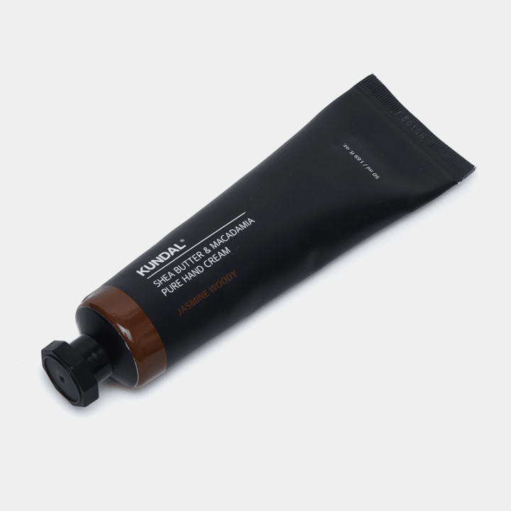 KUNDAL Shea Butter & Macadamia Pure Hand Cream Jasmine Woody – återfuktande handkräm med sheasmör och macadamiaolja för mjuka händer och en varm, blommig doft.