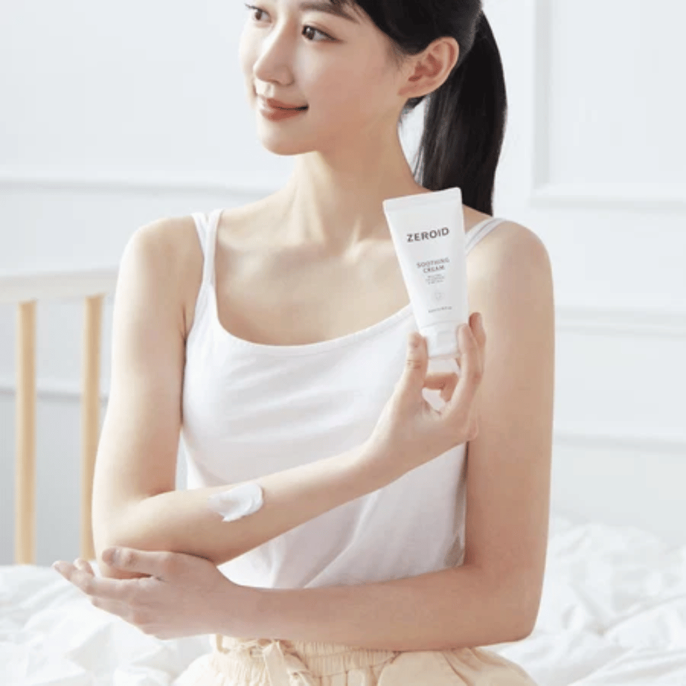 Person applicerar ZEROID Soothing Cream på armen för att lugna torr och känslig hud