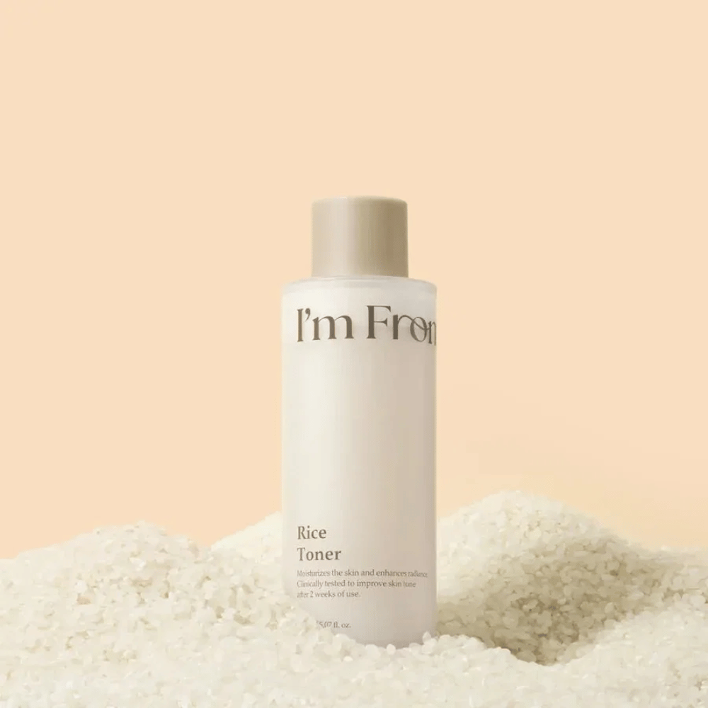 I'm From Rice Toner omgiven av ris som framhäver den återfuktande och lystergivande formulan