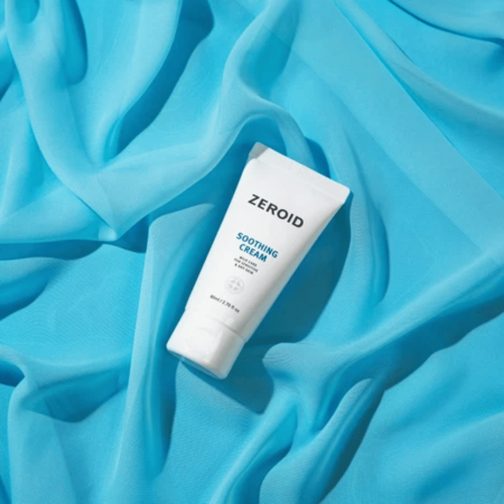 ZEROID Soothing Cream på blå bakgrund som stärker hudbarriären och återfuktar känslig hud