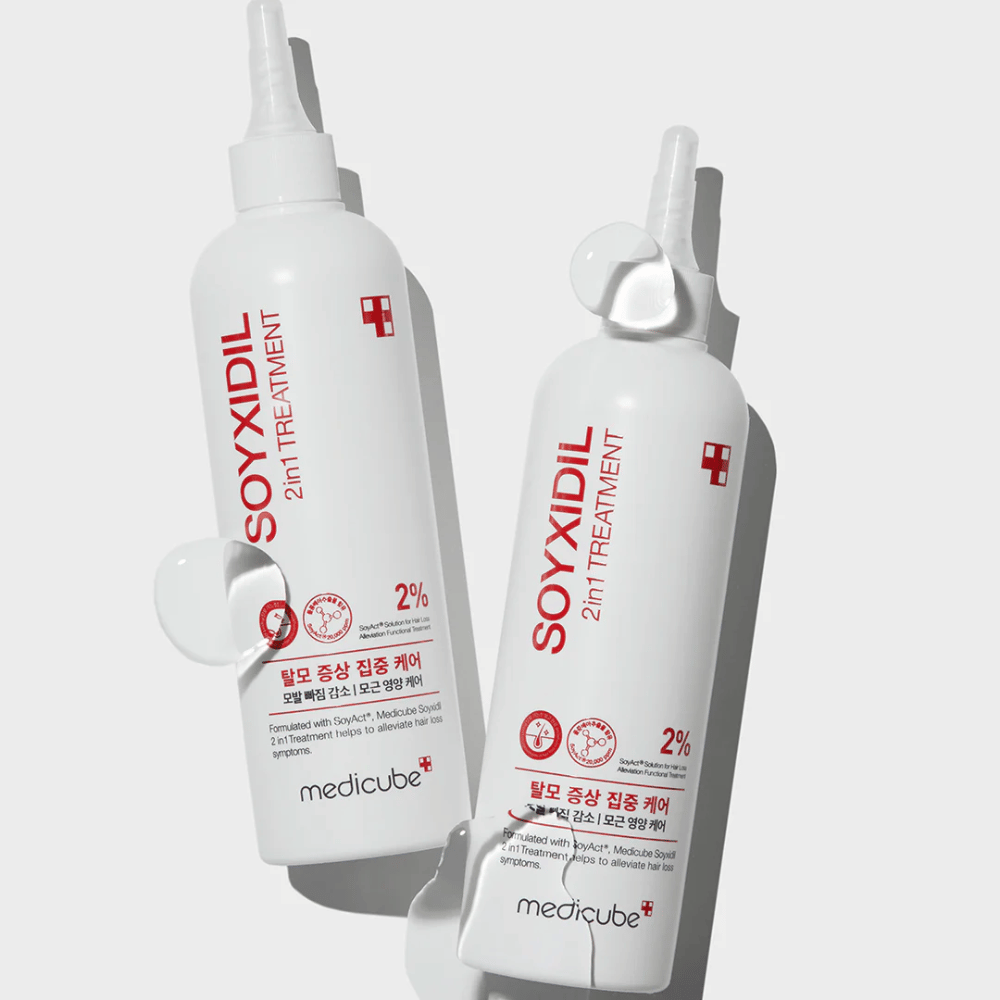 Två flaskor av Medicube Soyxidil 2in1 Treatment med tydlig text ”2% SoyAct™ Solution”. Vårdande behandling mot håravfall och torr hårbotten.