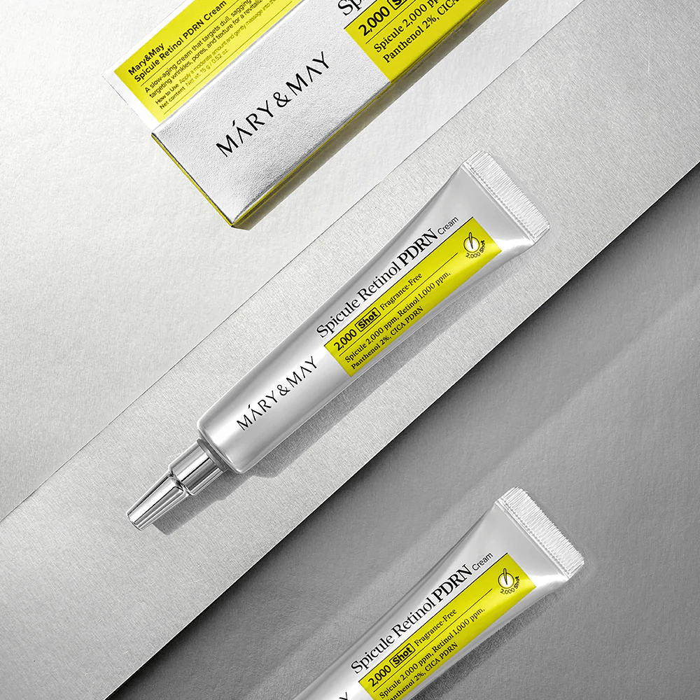 MARY & MAY Spicule Retinol PDRN Cream i tub och förpackning på ljus bakgrund, en aktiv ansiktskräm med retinol, spicule-teknologi och PDRN för förbättrad hudstruktur och hudförnyelse.