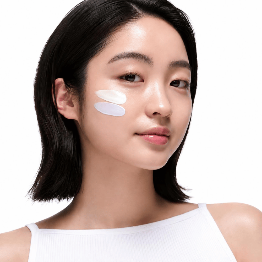 2. Beauty of Joseon Stay Fresh Color Correcting Sunscreen SPF 50 – modell med grön och lila färgkorrigerande solkräm på kinden