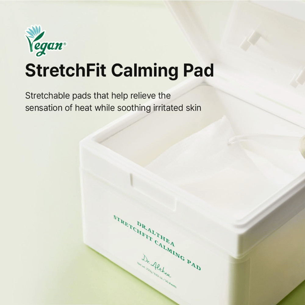 Bild – lifestyle / packaging open (köpintention)
Dr. Althea Stretchfit Calming Pad i förpackning med återfuktande pads som lugnar och vårdar känslig hud.