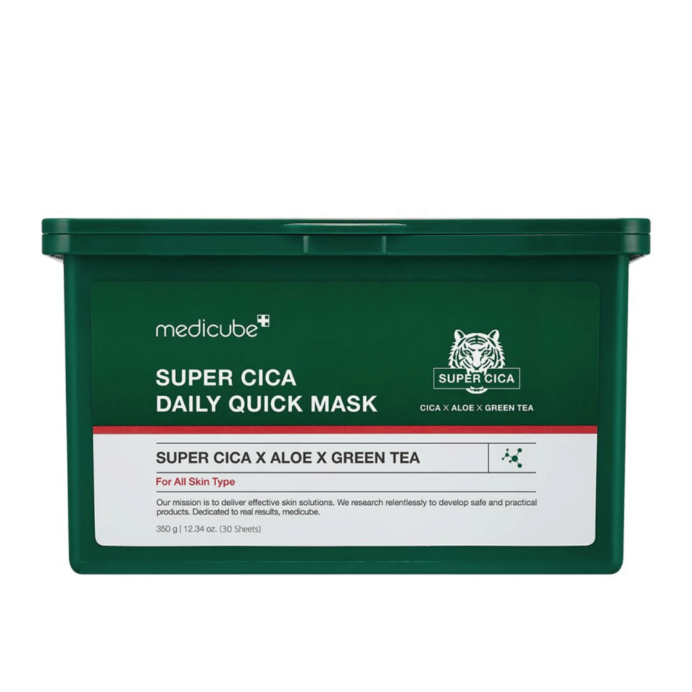 Grön plastburk med etikett för medicube Super Cica Daily Quick Mask – en ansiktsmask med Cica, aloe och grönt te för daglig återfuktning och lugnande effekt på alla hudtyper.