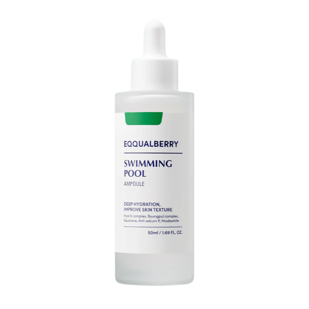 Flaska med Eqqualberry Swimming Pool Ampoule, en återfuktande ampull som förbättrar hudtexturen, framför en vit bakgrund.