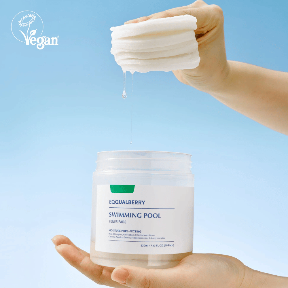 Equalberry Swimming Pool Toner Pads är veganska och återfuktande pads med ett droppande serumrikt innehåll – perfekt för att fräscha upp och lugna huden.