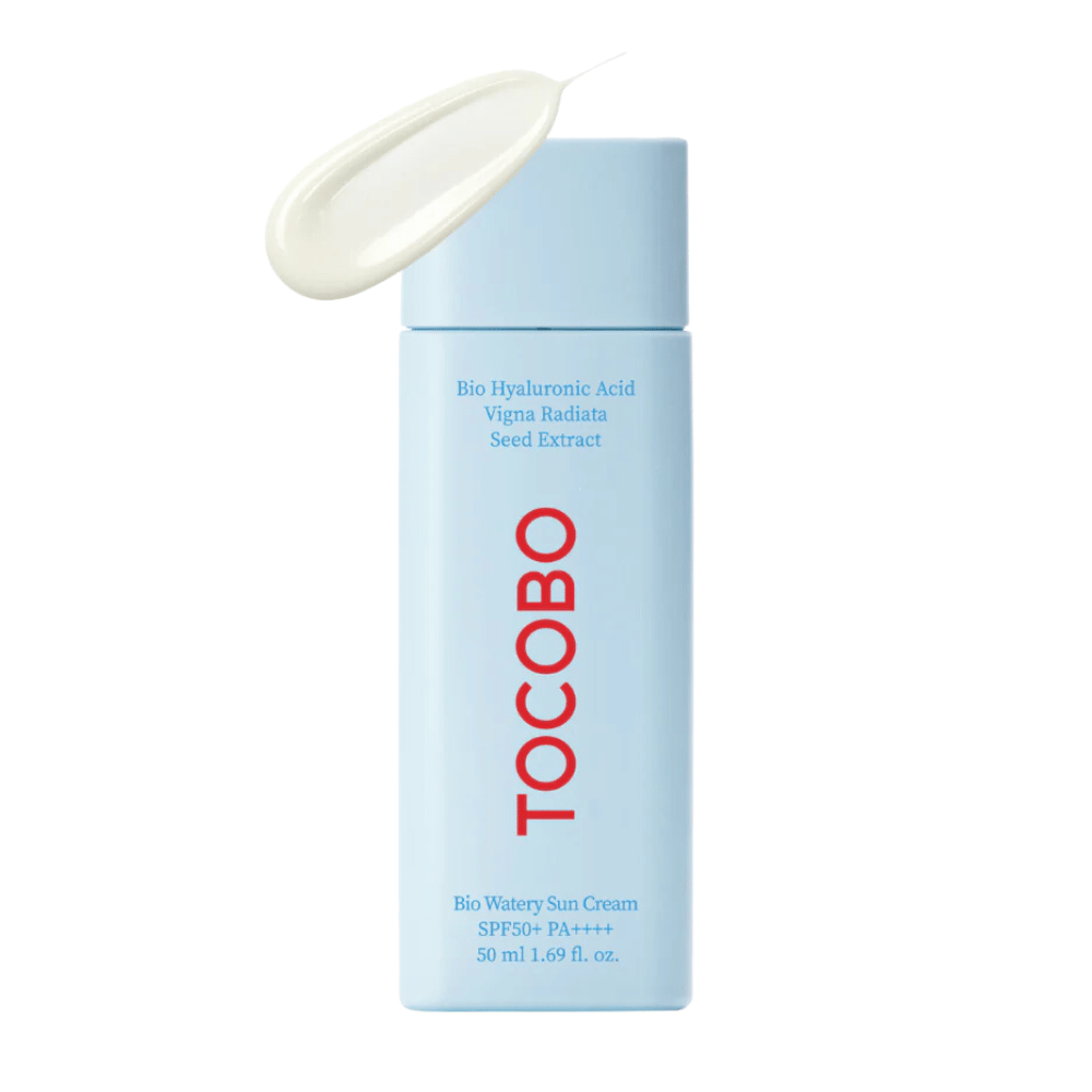 En flaska TOCOBO Bio Watery Sun Cream SPF50+ PA++++ 50ml med en kräm på innehållande naturliga ingredienser för hudvård.