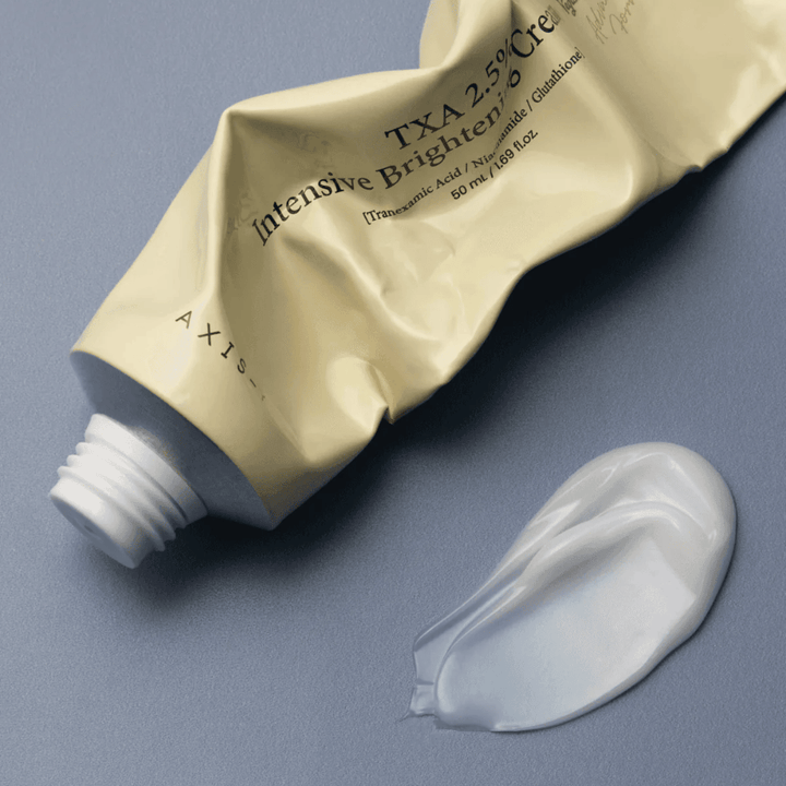 Produktbild med tuben och en klick kräm bredvid för att visa den mjuka, krämiga konsistensen och återfuktande formulan. Fokus ligger på glow och jämn applicering.