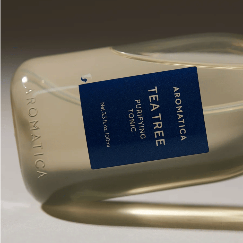 AROMATICA Tea Tree Purifying Tonic – närbild på flaska och produktetikett