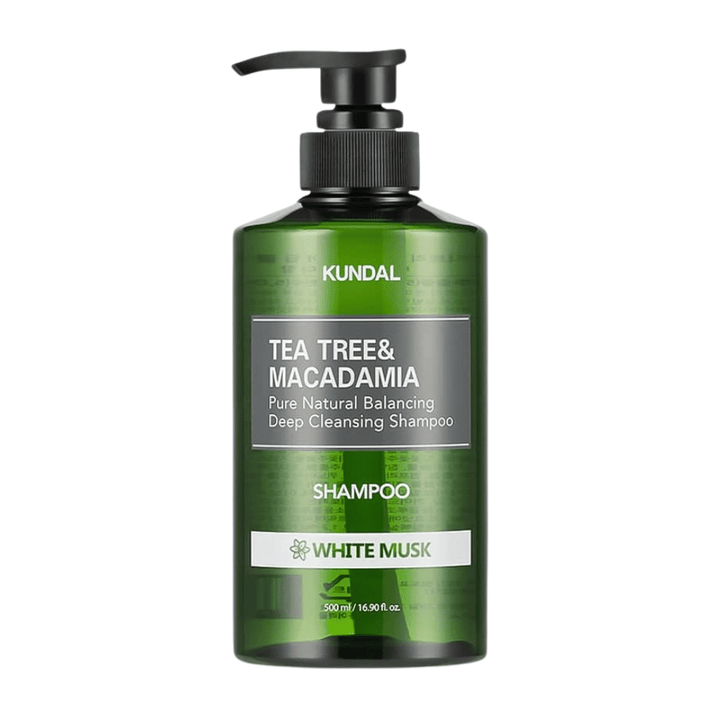 Stilren frilagd produktbild av KUNDAL Tea Tree & Macadamia Deep Cleansing Shampoo White Musk med grön transparent flaska och pumpdesign.