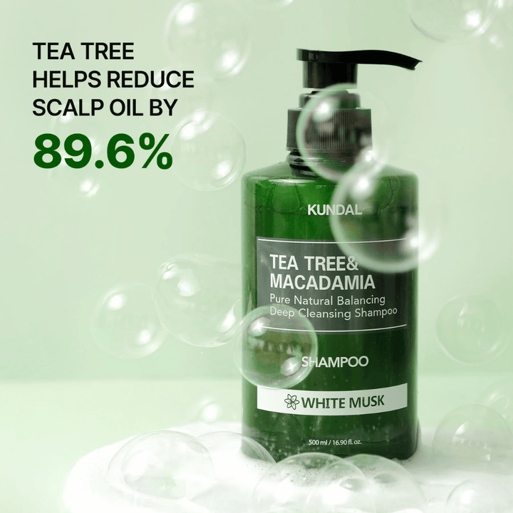 Produktbild med bubblor och statistik som visar att tea tree hjälper till att reducera överskottstalg i hårbotten för en fräschare känsla.