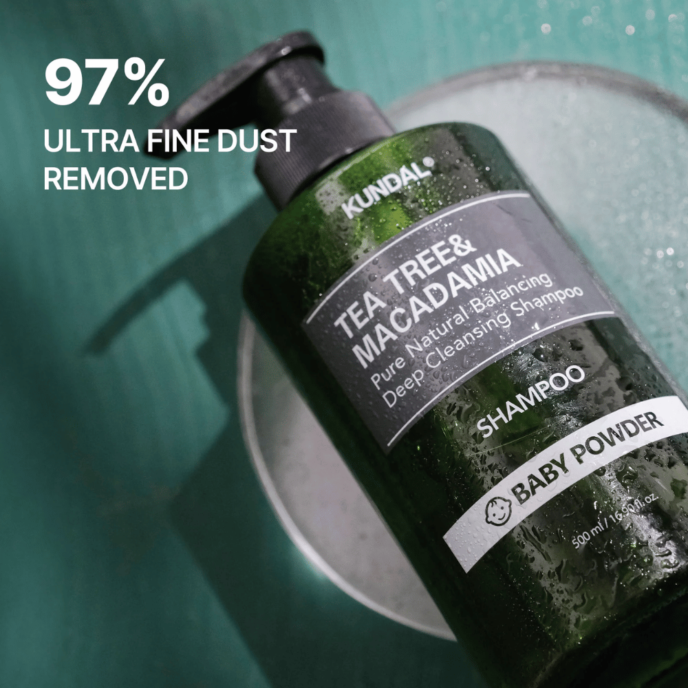 Närbild på KUNDAL Tea Tree & Macadamia Shampoo med fokus på djuprengörande egenskaper och att produkten hjälper till att avlägsna ultrafina partiklar och smuts.