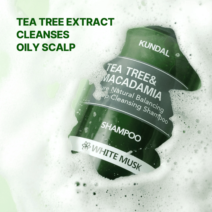 Produktbild med skum och text som framhäver tea tree-extraktets rengörande effekt för oljig hårbotten och balanserad scalp care.