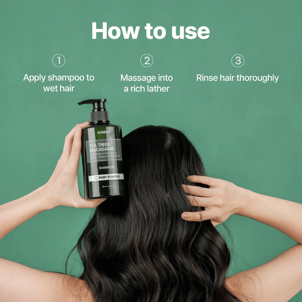 Steg-för-steg-bild som visar hur KUNDAL Tea Tree & Macadamia Deep Cleansing Shampoo används för att rengöra hår och hårbotten med rikligt lödder.