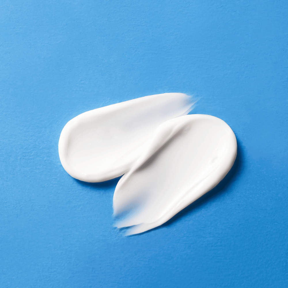 Närbild av COSRX The Ceramide Skin Barrier Moisturizer textur – ceramidkräm som återfuktar på djupet och förbättrar hudens skyddsbarriär.